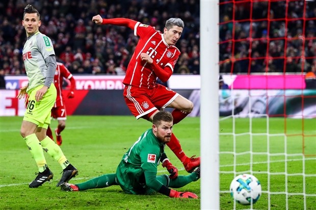 Lewandowski hạnh phúc bồng con cùng vợ đi dạo phố - Bóng Đá