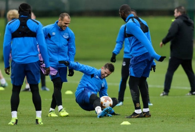 Hết hy vọng tại châu Âu, Rooney và đồng đội bày đủ trò trên sân tập - Bóng Đá