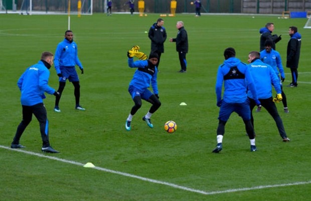 Big Sam vắng mặt, sân tập Everton mở hội - Bóng Đá