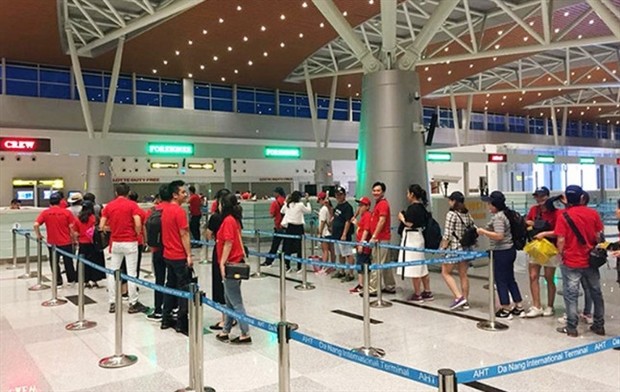 Nhuộm đỏ sân bay, CĐV Việt Nam đã sẵn sàng đối đầu với người Hàn - Bóng Đá