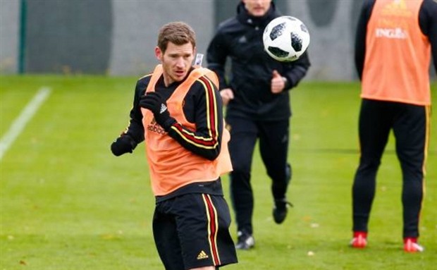 Maradona mướt mồ hôi biểu diễn trước lớp hậu bối tại Ấn Độ - Bóng Đá