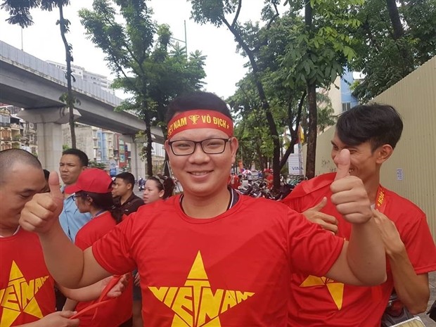 Cờ đỏ sao vàng tràn ngập phố phường trước giờ G - Bóng Đá