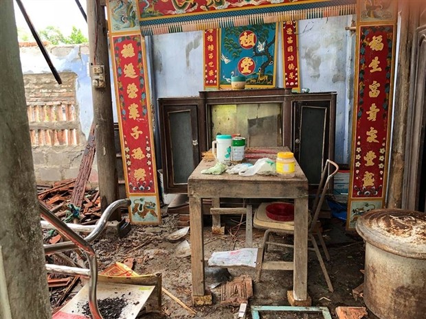 Công Vinh giản dị cùng vợ đi cứu trợ đồng bào miền Trung - Bóng Đá