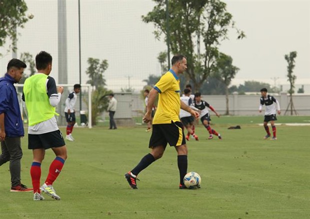 Scholes tự tay chuẩn bị áo tập cho các cầu thủ trẻ - Bóng Đá