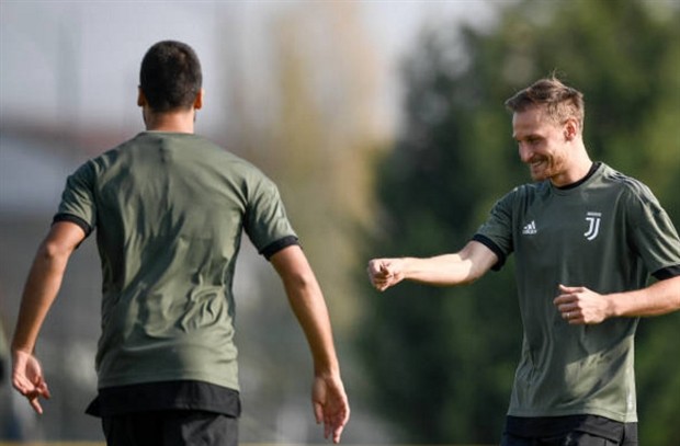 'Hàng hiệu' Higuain cười thả ga cùng đồng đội trước ngày rời Italia - Bóng Đá