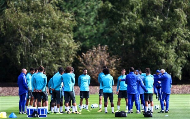 Tương lai chưa rõ, Sanchez và Ozil vẫn rất kiệm lời trên sân tập của Arsenal - Bóng Đá