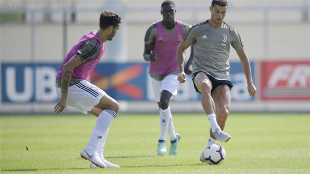 Vừa tới Emirates, dàn sao Swansea đã tranh thủ tự sướng - Bóng Đá