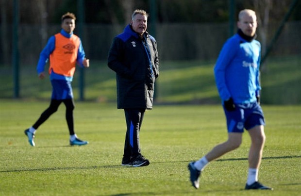 Big Sam trầm lắng trong buổi tập đầu tiên tại Everton - Bóng Đá