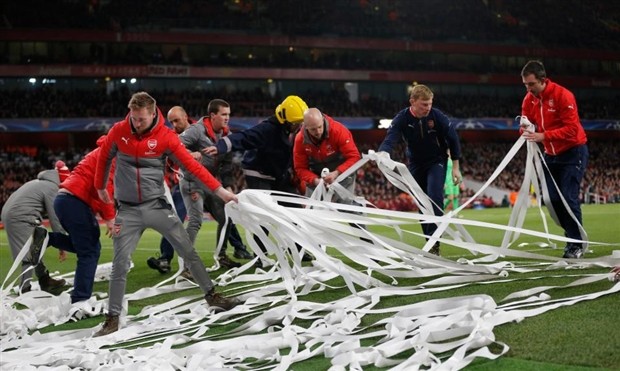 Fan Bayern rải 'tiền' xuống sân để phản đối giá vé - Bóng Đá