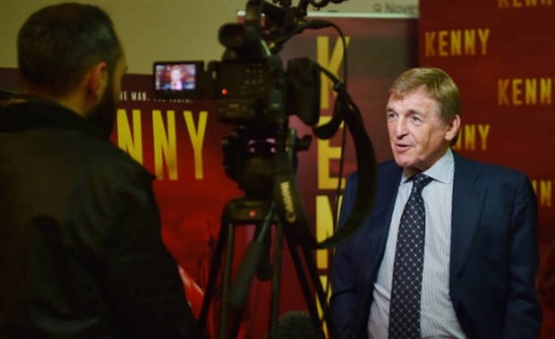 Nhiều thế hệ ngôi sao của Liverpool hội tụ chúc mừng King Dalglish - Bóng Đá