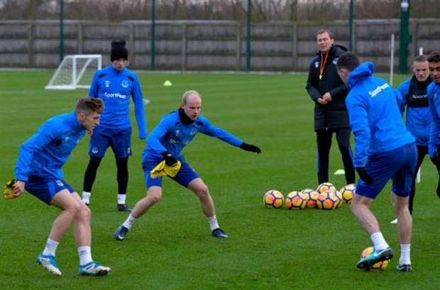 Big Sam vắng mặt, sân tập Everton mở hội - Bóng Đá