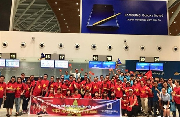 Nhuộm đỏ sân bay, CĐV Việt Nam đã sẵn sàng đối đầu với người Hàn - Bóng Đá