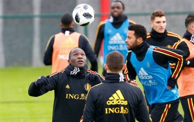 Maradona mướt mồ hôi biểu diễn trước lớp hậu bối tại Ấn Độ - Bóng Đá