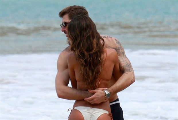 Bị thất sủng tại PSG, Trapp ra biển xả hơi bên người đẹp - Bóng Đá