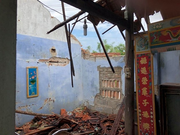 Công Vinh giản dị cùng vợ đi cứu trợ đồng bào miền Trung - Bóng Đá