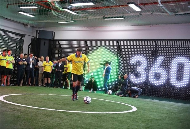 Scholes tự tay chuẩn bị áo tập cho các cầu thủ trẻ - Bóng Đá