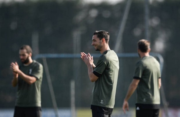 'Hàng hiệu' Higuain cười thả ga cùng đồng đội trước ngày rời Italia - Bóng Đá