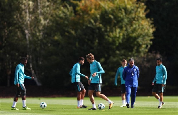 Tương lai chưa rõ, Sanchez và Ozil vẫn rất kiệm lời trên sân tập của Arsenal - Bóng Đá