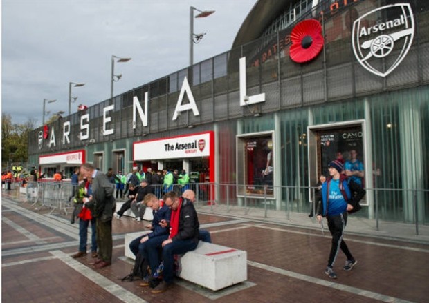 Vừa tới Emirates, dàn sao Swansea đã tranh thủ tự sướng - Bóng Đá