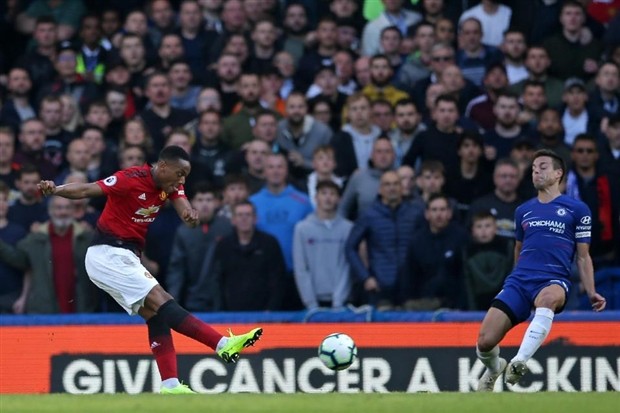 CĐV Man Utd 'tan chảy' với cái ôm giữa Mourinho và Martial - Bóng Đá