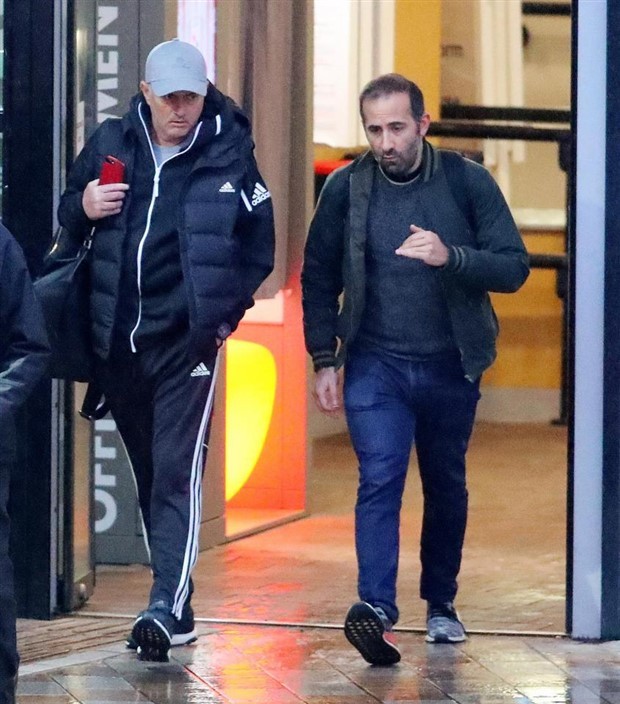 Mourinho xuất hiện cau có sau khi bị fan Man Utd tẩy chay - Bóng Đá