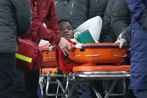 Tương lai bất ổn, sao Arsenal vẫn tươi rói 'đi bơi' - Bóng Đá