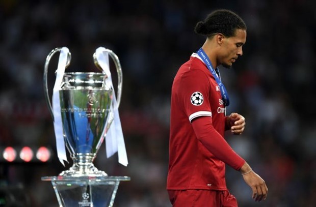 Ngày này năm xưa, Van Dijk 'đốt tiền' của Liverpool - Bóng Đá