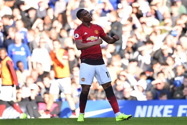 CĐV Man Utd 'tan chảy' với cái ôm giữa Mourinho và Martial - Bóng Đá