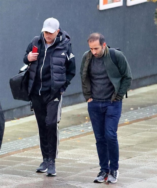 Mourinho xuất hiện cau có sau khi bị fan Man Utd tẩy chay - Bóng Đá