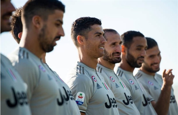 Mặc scandal tình ái, Ronaldo cực tươi chụp ảnh cùng Juventus  - Bóng Đá