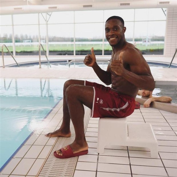 Tương lai bất ổn, sao Arsenal vẫn tươi rói 'đi bơi' - Bóng Đá