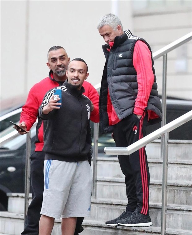 Mourinho cau có khi fan xin chụp ảnh chung - Bóng Đá