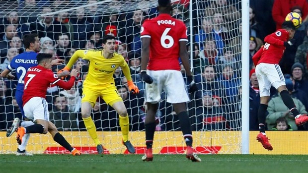 CĐV bấn loạn vì 'xe lạ' tới Anfield - Bóng Đá