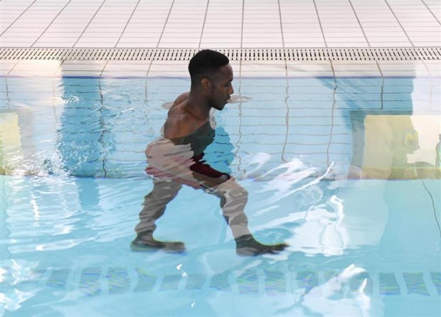 Tương lai bất ổn, sao Arsenal vẫn tươi rói 'đi bơi' - Bóng Đá