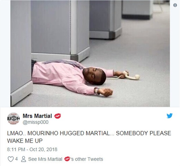 CĐV Man Utd 'tan chảy' với cái ôm giữa Mourinho và Martial - Bóng Đá