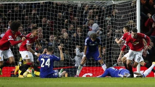 CĐV bấn loạn vì 'xe lạ' tới Anfield - Bóng Đá