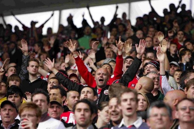 Man Utd lọt vào nhóm những đội bóng hút máu fan 'ghê' nhất NHA - Bóng Đá