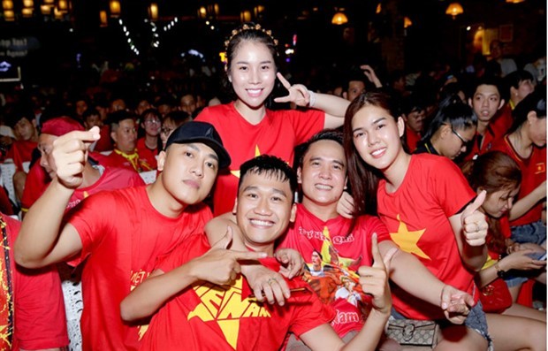 Sao Việt bùng nổ khi Việt Nam chạm 1 tay vào cúp vàng - Bóng Đá