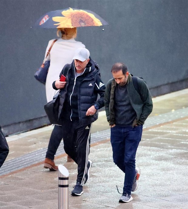 Mourinho xuất hiện cau có sau khi bị fan Man Utd tẩy chay - Bóng Đá