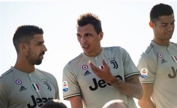 Mặc scandal tình ái, Ronaldo cực tươi chụp ảnh cùng Juventus  - Bóng Đá