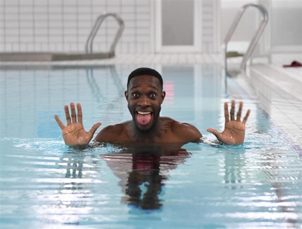 Tương lai bất ổn, sao Arsenal vẫn tươi rói 'đi bơi' - Bóng Đá