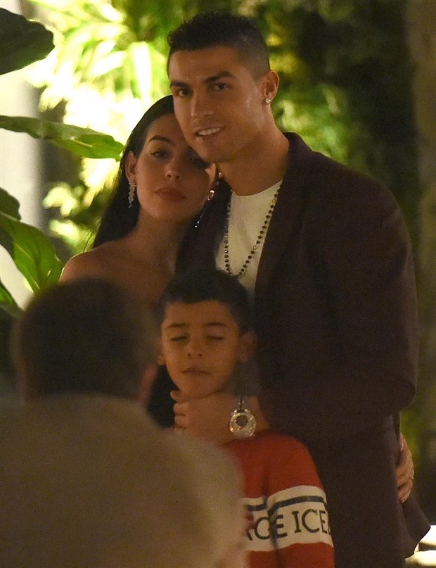 Lộ nhẫn đính hôn lấp lánh kim cương của người yêu Ronaldo  - Bóng Đá