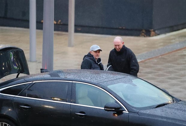 Mourinho xuất hiện cau có sau khi bị fan Man Utd tẩy chay - Bóng Đá