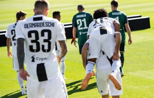 Mặc scandal tình ái, Ronaldo cực tươi chụp ảnh cùng Juventus  - Bóng Đá