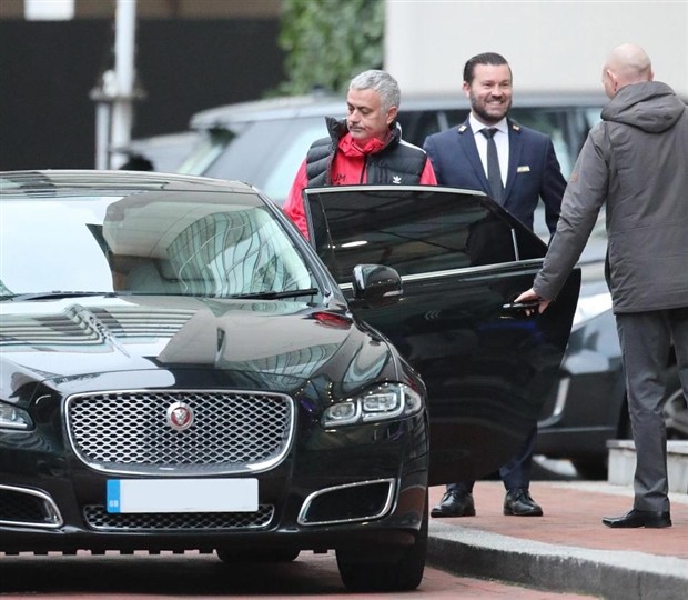 Mourinho cau có khi fan xin chụp ảnh chung - Bóng Đá