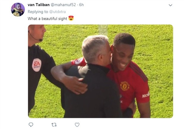 CĐV Man Utd 'tan chảy' với cái ôm giữa Mourinho và Martial - Bóng Đá