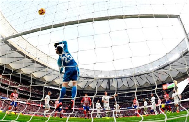 Courtois bị ném chuột trong ngày gặp lại Atletico  - Bóng Đá