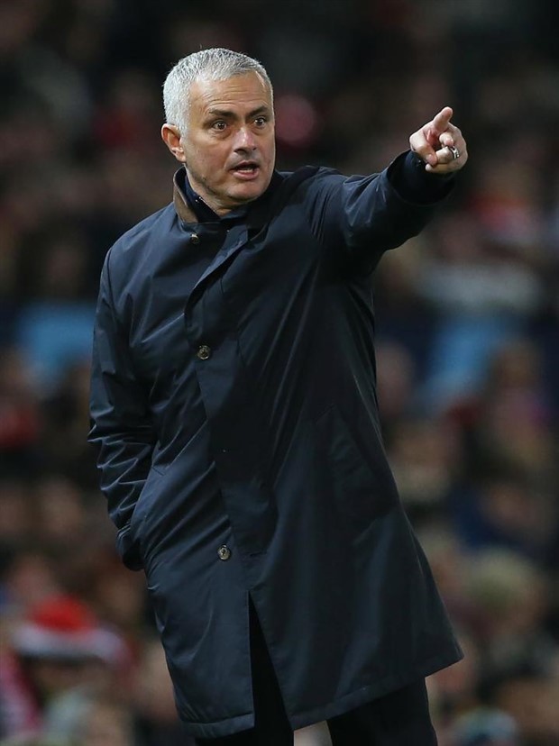 Mourinho xuất hiện cau có sau khi bị fan Man Utd tẩy chay - Bóng Đá