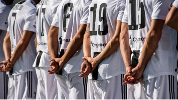Mặc scandal tình ái, Ronaldo cực tươi chụp ảnh cùng Juventus  - Bóng Đá