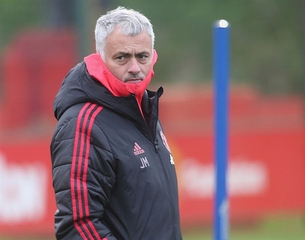 Mourinho cau có khi fan xin chụp ảnh chung - Bóng Đá